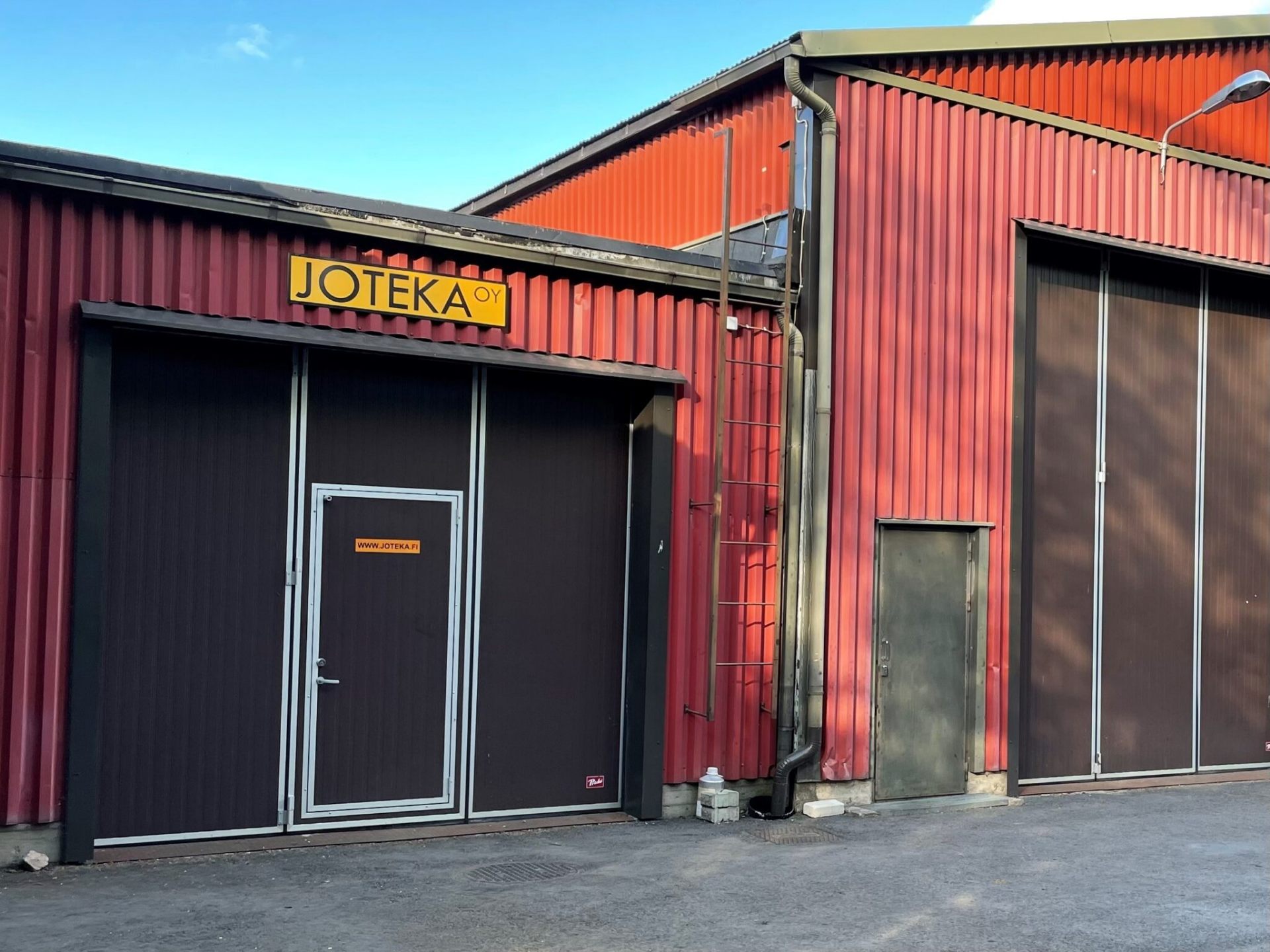 Joteka oy:n punatiilinen varastohalli